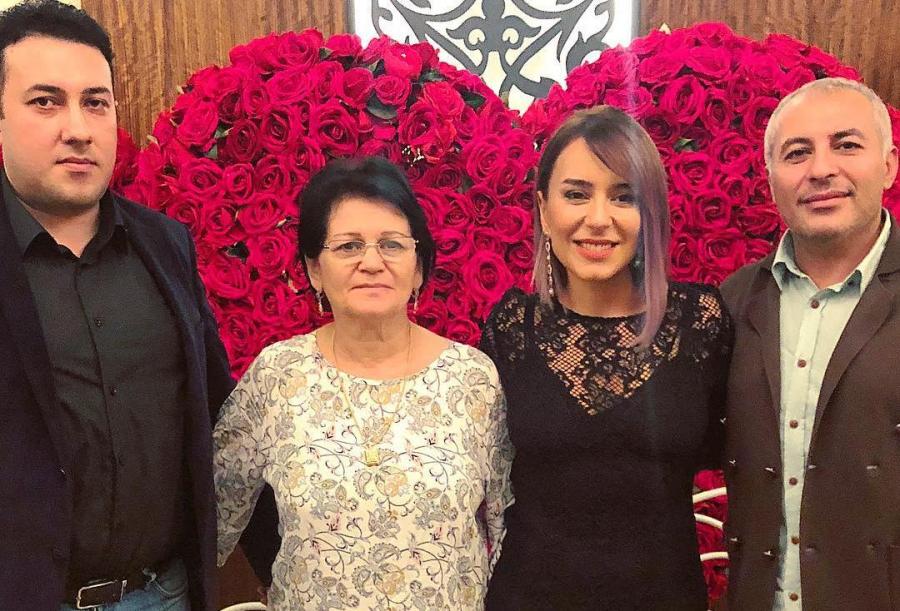 Tünzalə ailəsinin fotosunu paylaşdı