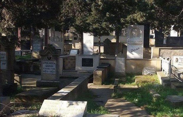 Qəbiristanlıqdakı tənha qadın azərbaycanlı məşhuru DƏHŞƏTƏ GƏTİRDİ - FOTO