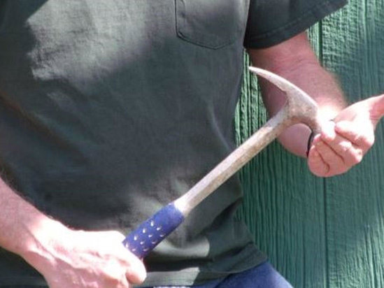 Ev sahibinin başına çəkiclə vurdu, xadiməni boğdu...