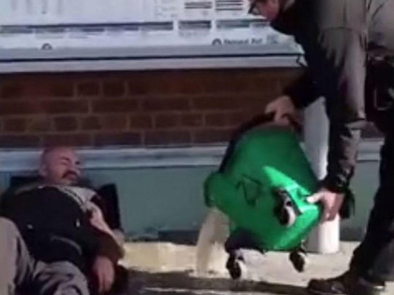 Küçədə yatan bomjun üstünə çirkli su atdılar - Qalmaqal yaradan VIDEO - FOTO