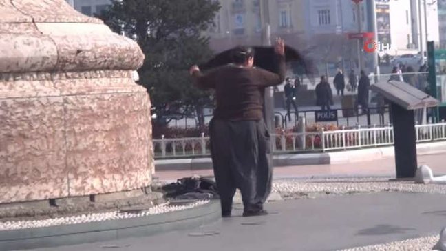 Şəhərin mərkəzində BİABIRÇILIQ! - Əvvəl paltarını dəyişdi, sonra... - VİDEO