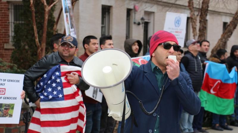 Azərbaycanlılar Ermənistanın Vaşinqtondakı səfirliyi qarşısında etiraz aksiyası keçirdi - FOTO