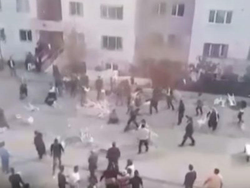 Türklər toyda mahnı üstündə bir-birini didişdirdi - VİDEO