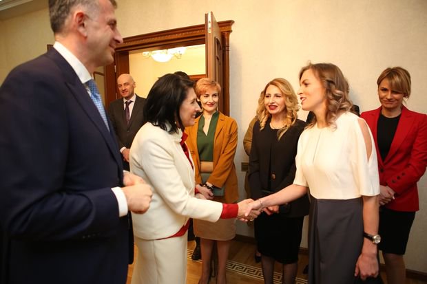 Zurabişvili Azərbaycanda gürcü tələbələrlə görüşdü - FOTO