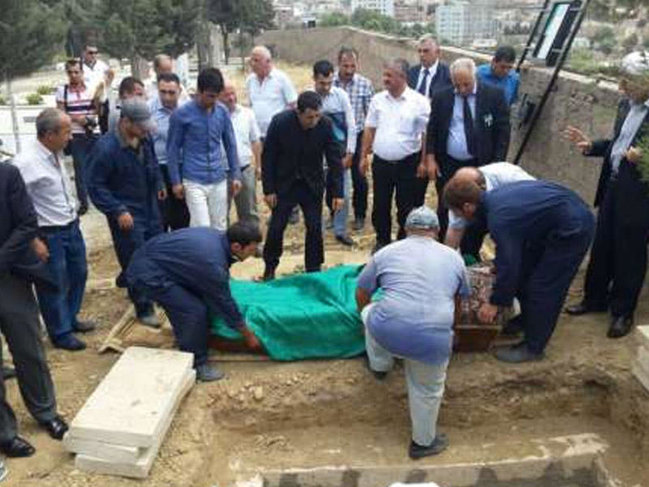 Azərbaycanlı qadın müğənnini atasının məzarına buraxmadılar - Yas mərasiminə də qoymadılar - FOTO