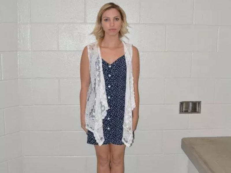 Qadın müəllim bir şagirdini qapıya gözətçi qoyub, digər şagirdi ilə sevişdi - FOTO