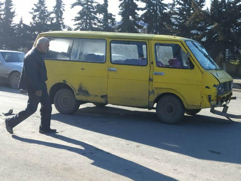 Kürdəmirdə minik avtomobili ilə mikroavtobus toqquşub - FOTO