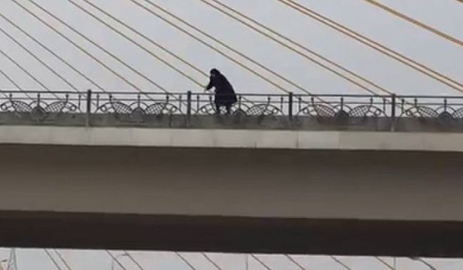 Bakıda qadın intihar etmək üçün 