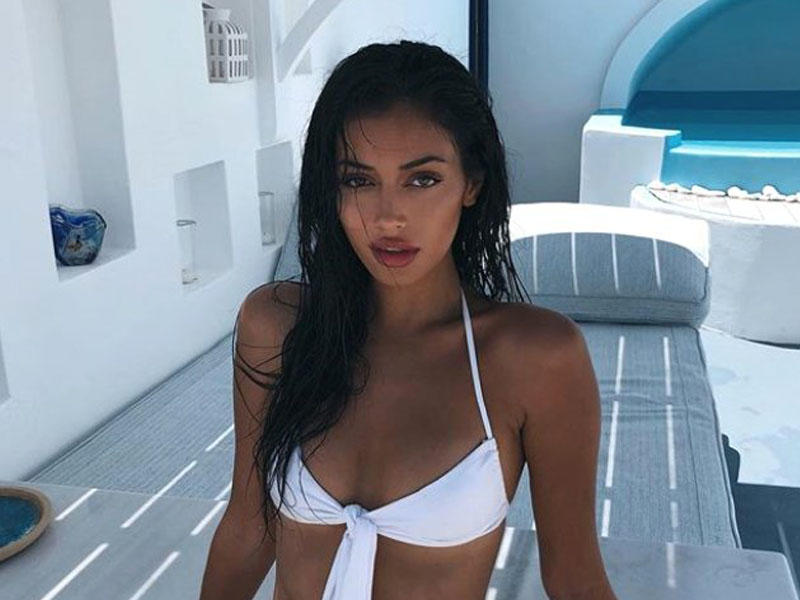 Məşhur idmançı özündən 14 yaş balaca gözəllə yaxalandı - FOTO