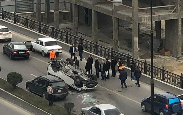 Bakıda ağır qəza: avtomobil aşdı - FOTO