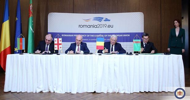 Qara dəniz-Xəzər dənizi nəqliyyat dəhlizi ilə bağlı bəyannamə imzalandı - FOTO