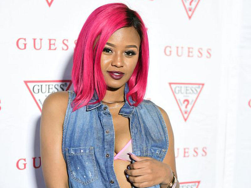 Yarıçılpaq kişi ilə yataq otağında olan müğənni döyüldü - Anbaan VİDEO - FOTO