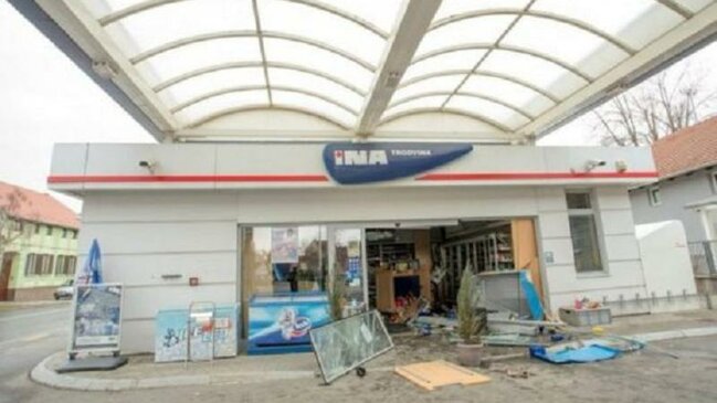 Şokolad almaq üçün avtomobillə MAĞAZAYA GİRDİ - FOTO