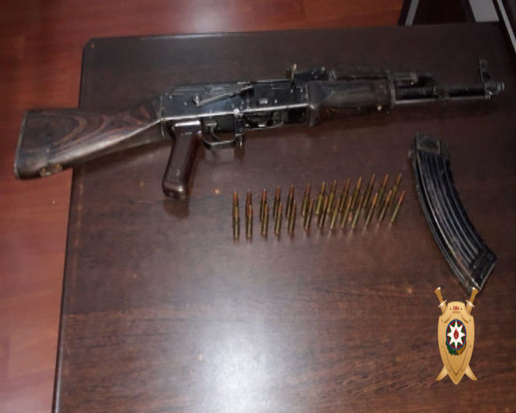 Maştağa sakinindən “Kalaşnikov” götürüldü - FOTO