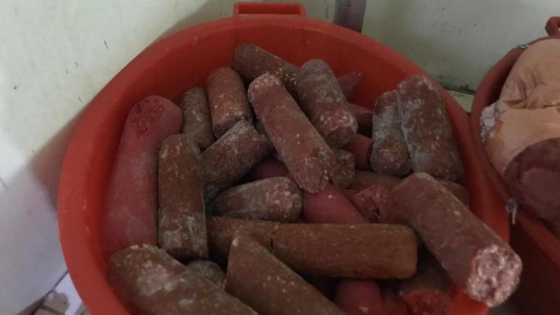 Azərbaycanda kolbasa sexindən DƏHŞƏTLİ GÖRÜNTÜLƏR – Görün, bizə nə yedizdirirlər – FOTOLAR