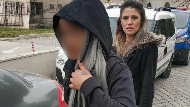 Çantasından elə bir şey çıxdı ki - sevgilisinin boynuna ata bilmədi/ FOTO