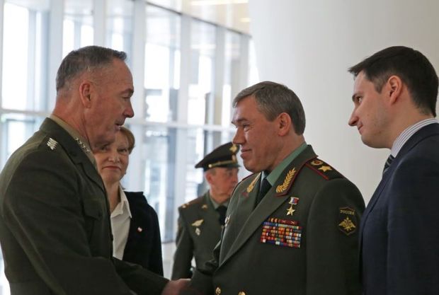 Rusiyalı general amerikalı həmkarına hədiyyə verib - Bakıdakı görüşdə