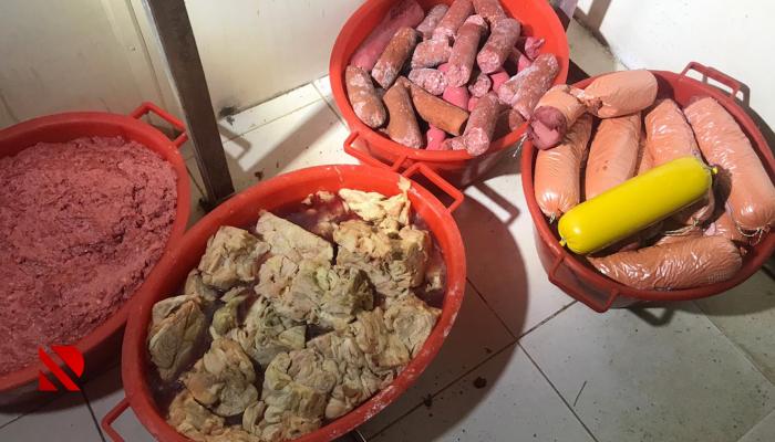 Azərbaycanda kolbasa sexindən dəhşətli görüntülər