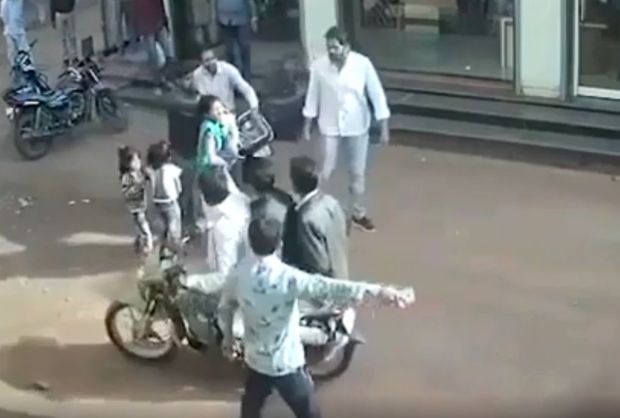 İki yaşlı uşaq üçüncü mərtəbədən yıxıldı, sağ qaldı - VİDEO