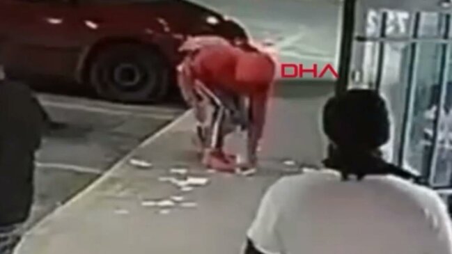 Oğru pulları alt paltarına yığdı, qaçarkən... – Video