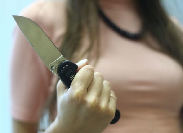 Əri 8 Mart münasibətilə hədiyyə almadığına görə arvad özünü bıçaqladı