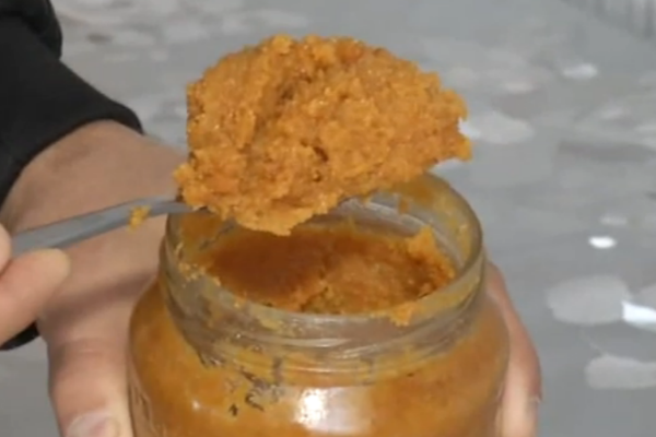 Bakı sakini mağazadan aldığı yağı əridərkən dəhşətə gəldi - VİDEO