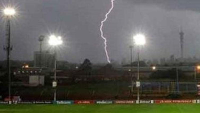 Futbol zamanı stadiona İLDIRIM DÜŞDÜ: ölən və yaralananlar var - VİDEO