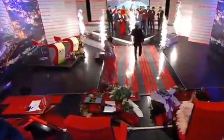 Nazpəri efirdə yıxıldı - Video