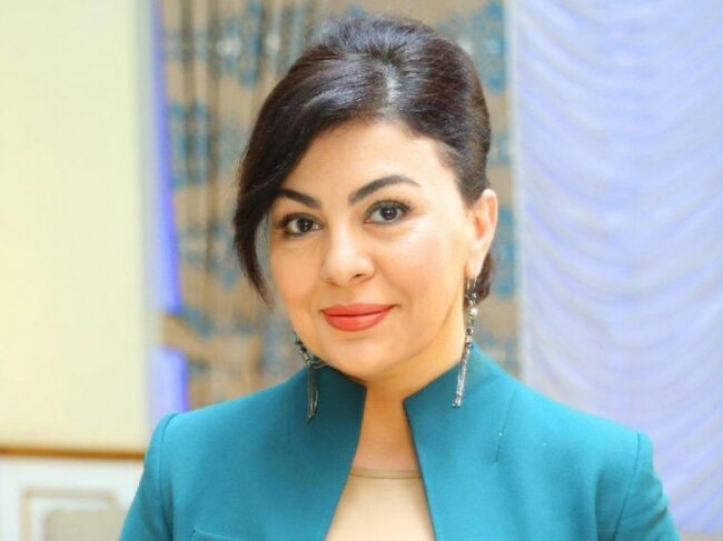 Aşıq Samirə başını bağladı, sinəsini açdı — FOTO