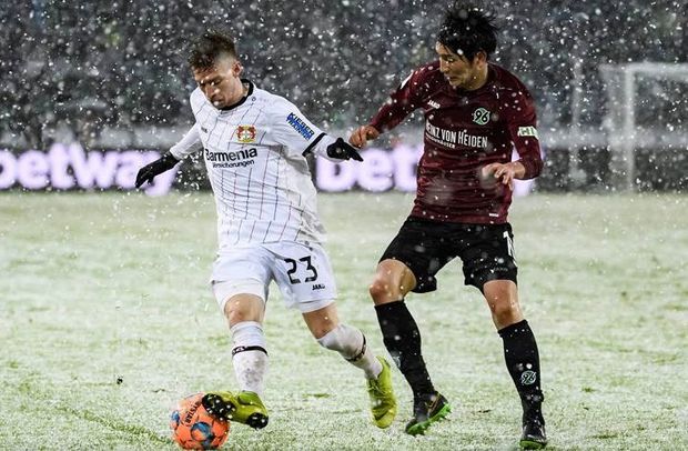 Futbolçu qara görə topu boş qapıya vura bilmədi - VİDEO