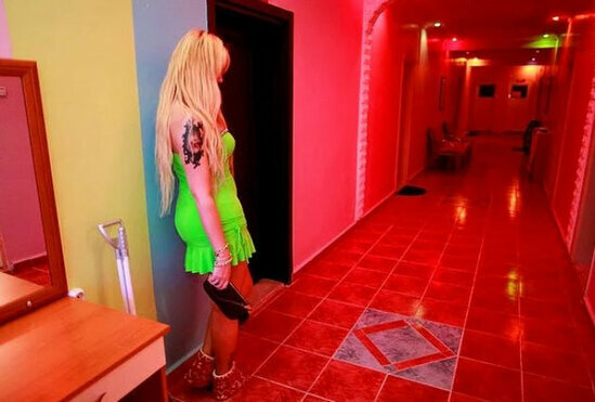 Əxlaqsızlıq yuvasında çalışan qız -