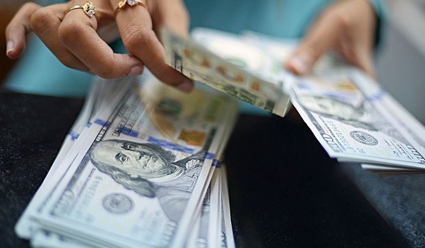 Əhali əlindəki manatı dollara çevirir