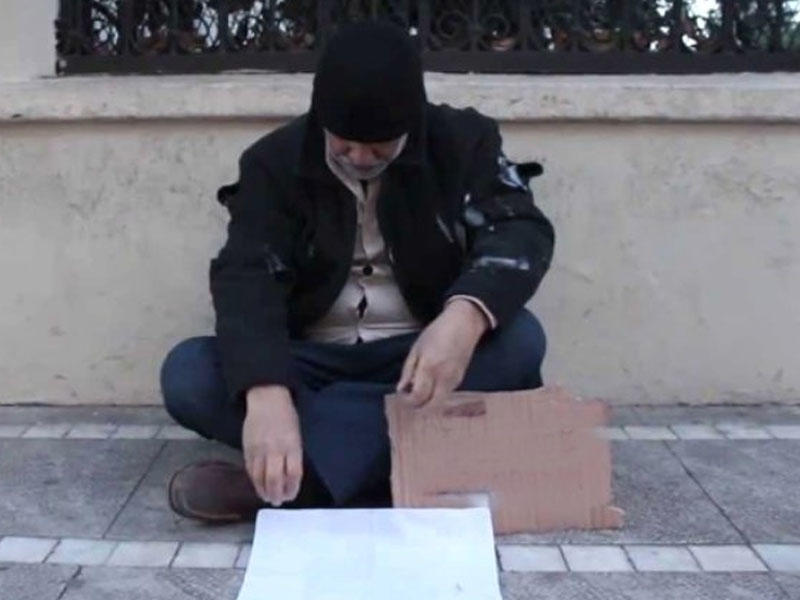 Dilənçi 40 minlik avtomobilinə minərkən kameraya düşdü - VİDEO