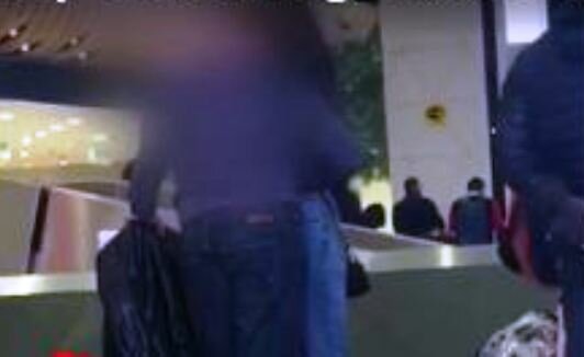 Bakı aeroportunda biabırçılıq: Hər kəsin gözü qarşısında... ( VİDEO 18+ )