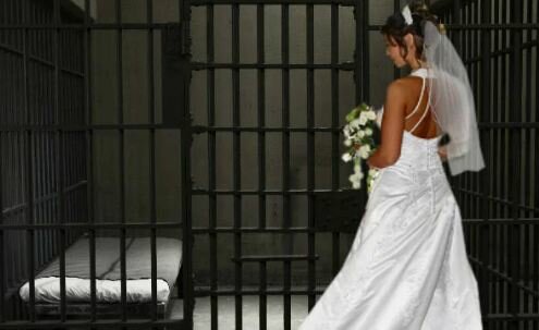 İki qonşusunu öldürən ömürlük məhkum həbsxanada evləndi — Azərbaycanda