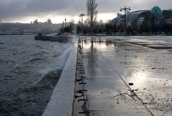 Sumqayıtda gənc özünü dənizə atdı