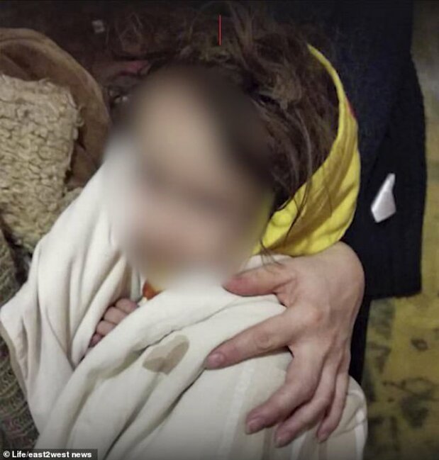 Anası tərəfindən zibilliyə atılan qızın boynundan çıxan hər kəsi ŞOK ETDİ - FOTOLAR