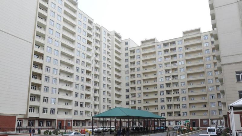 Bakıda 16 yaşlı qız özünü çoxmərtəbəli binadan atdı - DƏHŞƏTLİ GÖRÜNTÜLƏR - VİDEO