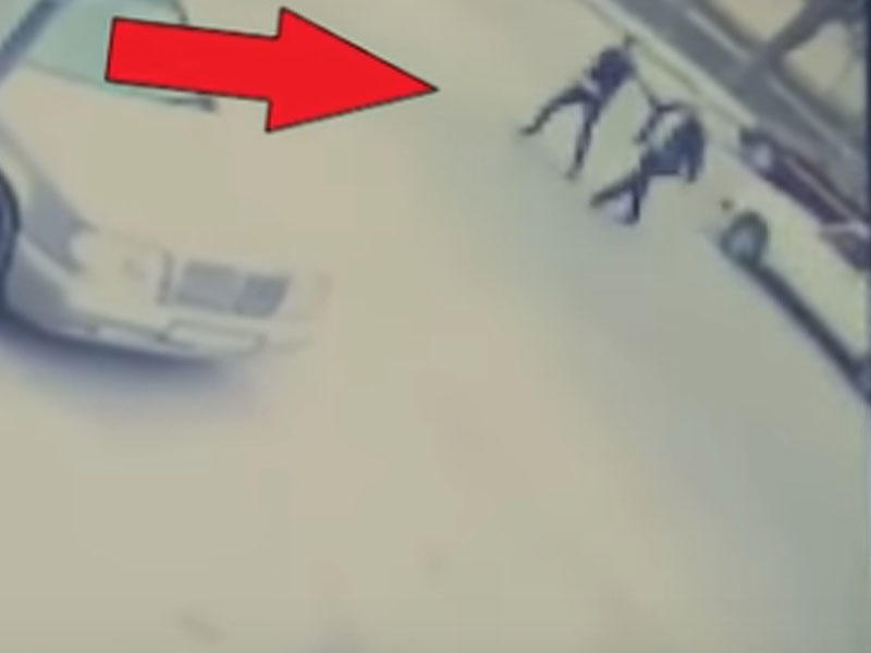 Gəncədə yolu keçən ata və oğulun avtomobillə vurulma anı - VİDEO