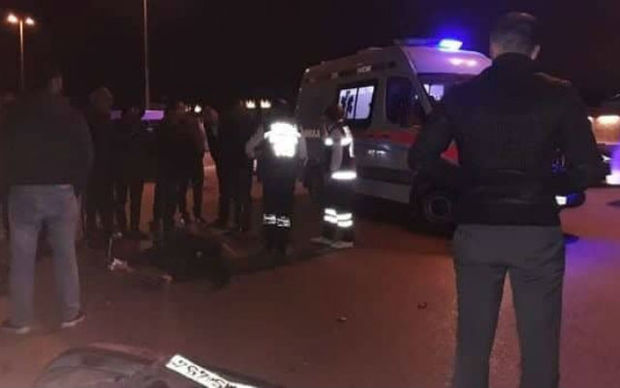 Yol kənarı ilə gedən qadını maşın vurdu - VİDEO