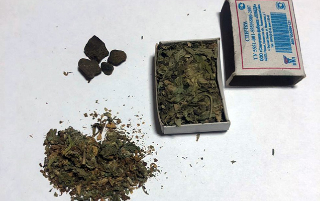 Yol polisi cərimə yazmaq üçün saxladı, silah və narkotik tapdı