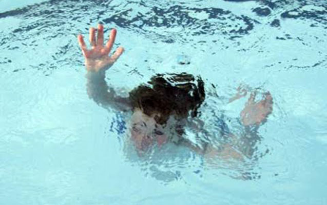 3 yaşlı uşaq su çəlləyinə düşdü - Vəziyyəti ağırdır