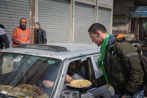 İsrail əsgəri öldürüldü, Qəzzada ehsan paylandı