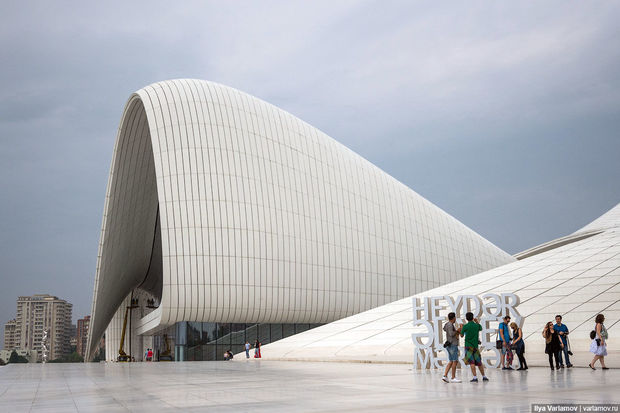 Центр Гейдара Алиева - в списке популярного архитектурного сайта