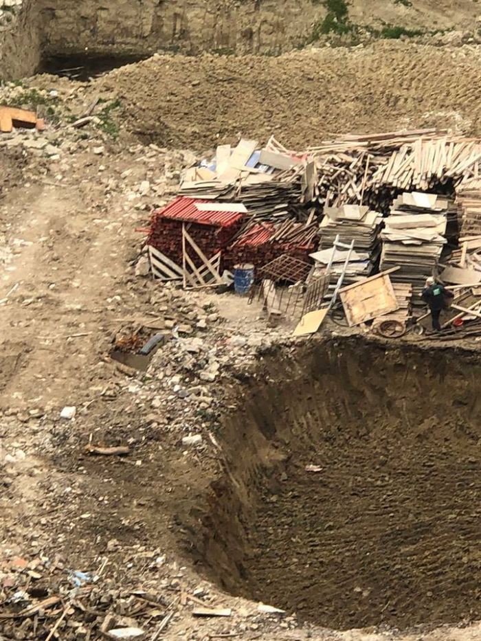 Təhsil nazirliyinin gözü qarşısında ağac “soyqırımı” – FOTOLAR