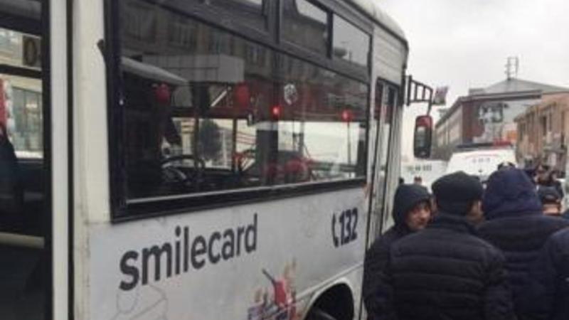 Bakıda avtobus zəncirvari qəza törətdi, yaralılar var - FOTO