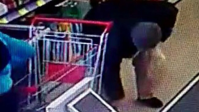 Marketdəki biabırçılıq kameraya düşdü - FOTO