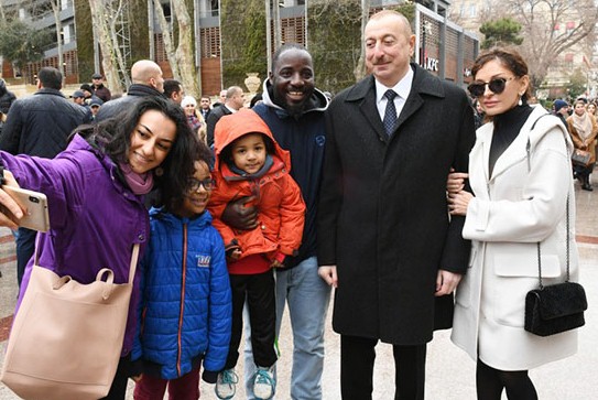 Prezident Fəvvarələr meydanında vətəndaşlarla bayramlaşdı - Video