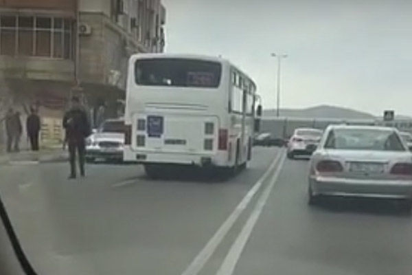 Bakıda avtobus sürücüsü qaydaları kobud şəkildə pozdu - VİDEO