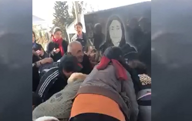 Ehsana Görə Məzarın Üstünə 15 Adam Atıldı – Azərbaycanda Qəbiristan Biabırçılığı – VİDEO